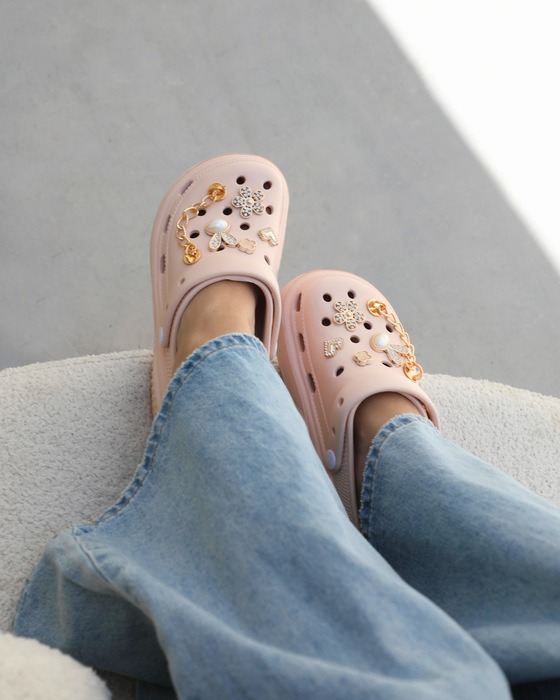 FASHIONABLE WOMEN SLIPPERS DECORATED WITH GOLD CHARMS
