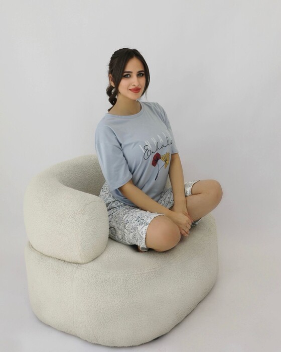 SHORT-SLEEVED PAJAMA SET WITH A FLORAL PRINT AND BERMUDA-STYLE PANTS