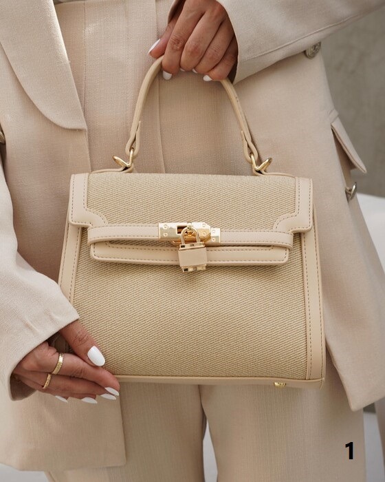 ELEGANT AND LUXURIOUS SHOULDER BAG ADORNED WITH A SMALL LOCK
