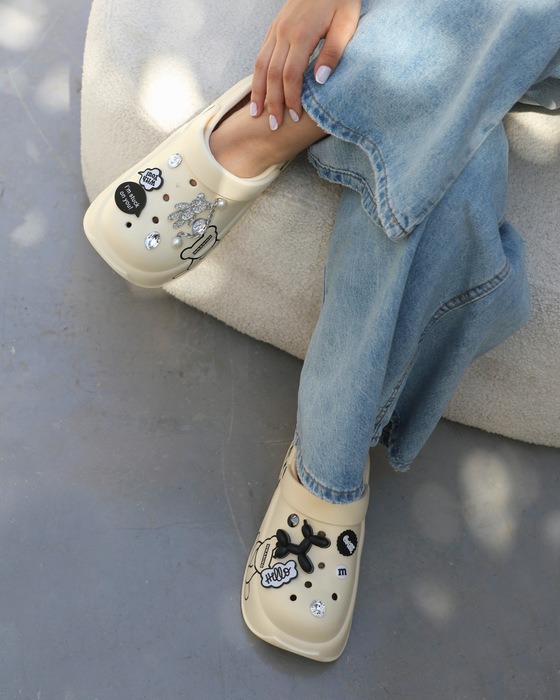 STYLISH SLIPPERS DECORATED WITH CARTOON DRAWINGS