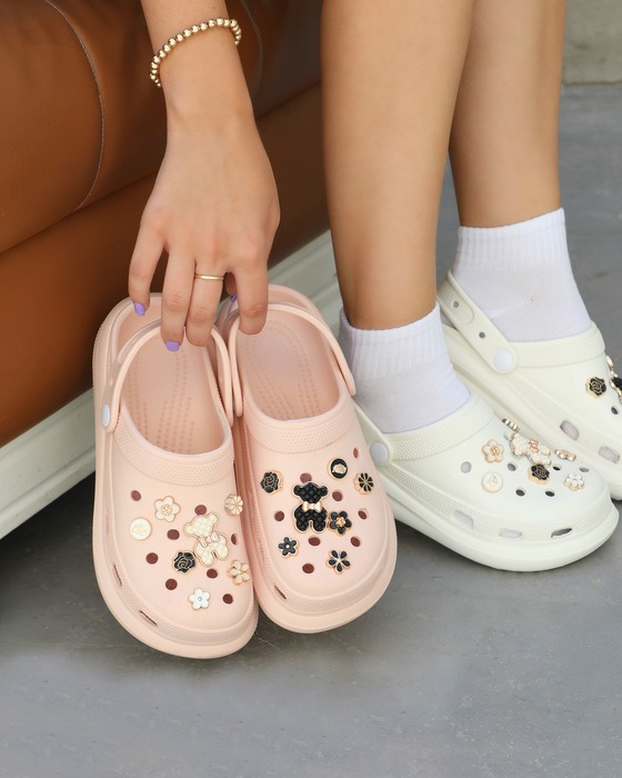 TRENDY WOMEN SLIPPERS DECORATED WITH FLOWER AND BEAR CHARMS
