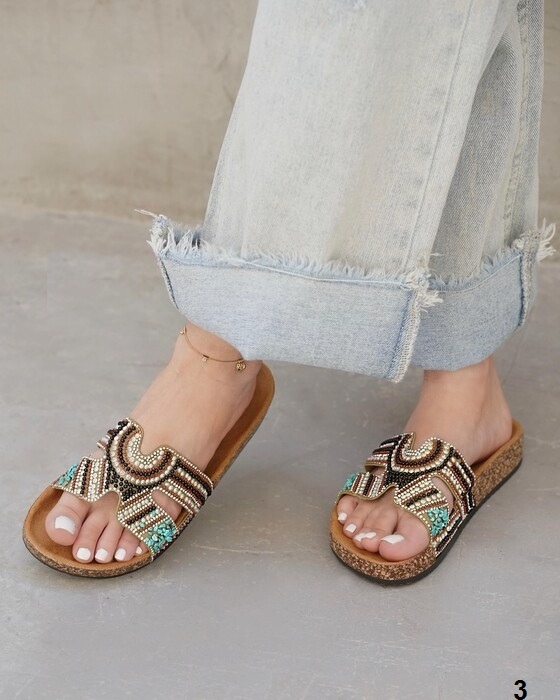 COMFORTABLE SLIPPERS WITH EMBROIDERED DETAILS