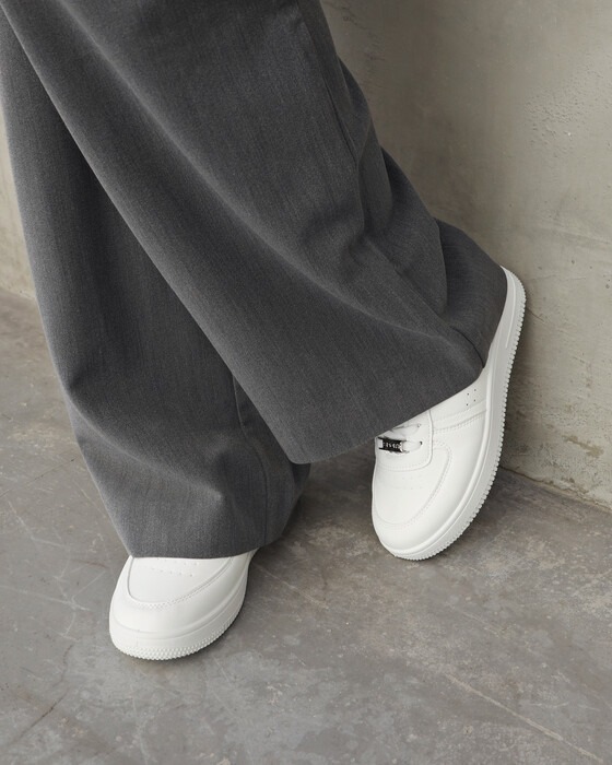 COMFORTABLE CASUAL SNEAKERS