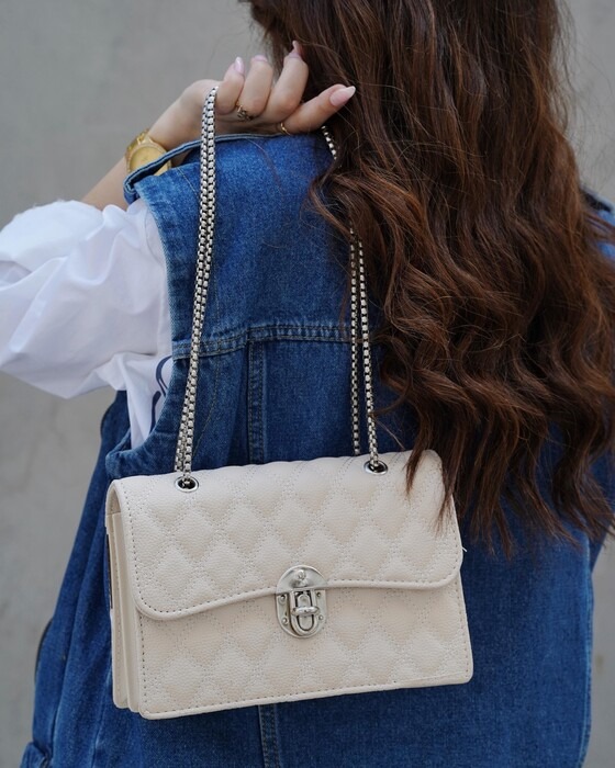 LUXURY SHOULDER BAG WITH CHAIN AND DISTINCTIVE LOCK