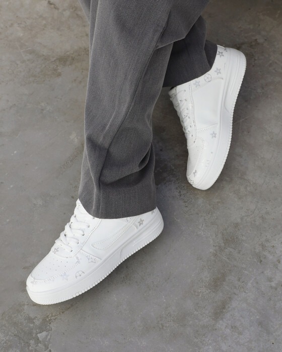 CLASSIC SNEAKERS DECORATED WITH DISTINCTIVE PATTERNS