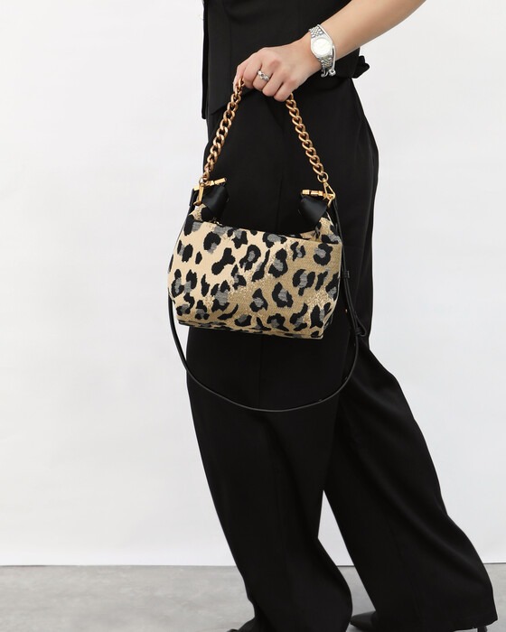 DISTINCTIVE SHOULDER BAG WITH A GOLD CHAIN