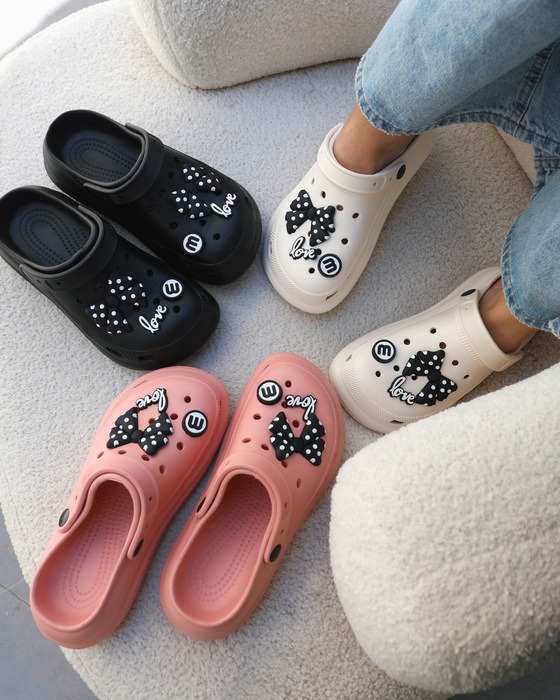 COMFORTABLE WOMEN SLIPPERS DECORATED WITH BOW CHARMS