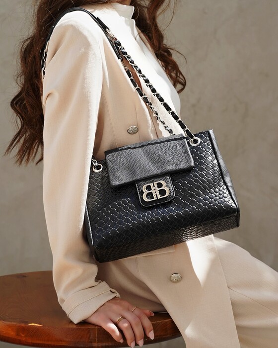 CLASSIC SHOULDER BAG WITH A LUXURIOUS TOUCH