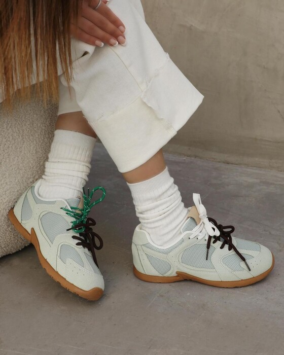 SNEAKERS WITH DISTINCTIVE LACES