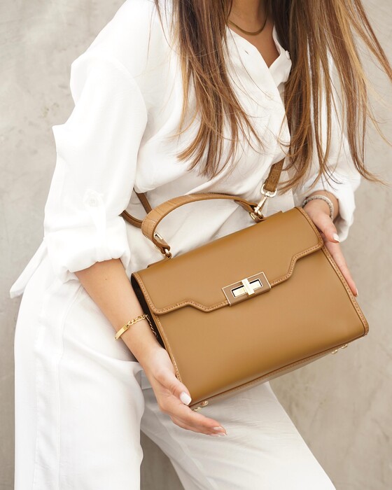 ELEGANT AND LUXURIOUS HANDBAG DECORATED WITH A SMALL LOCK
