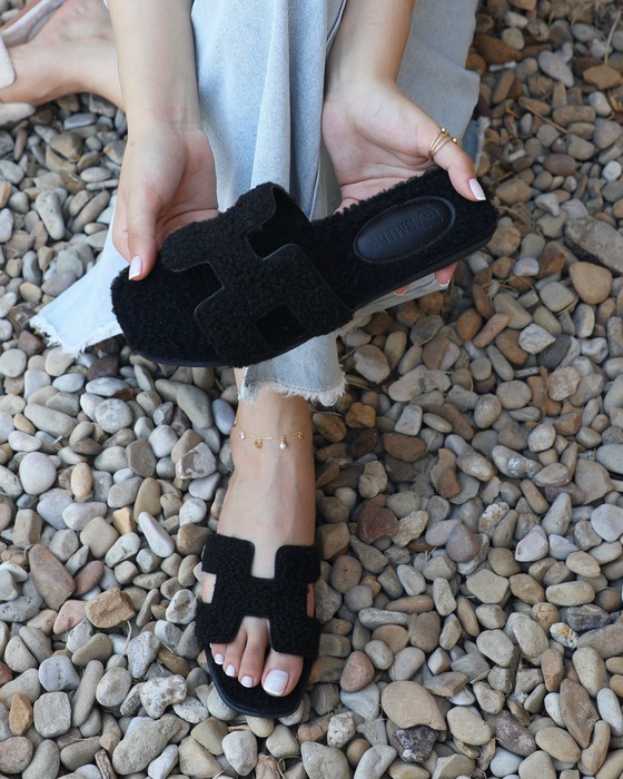 WOMEN SOLID COLOR FLAT FURRY SLIPPERS