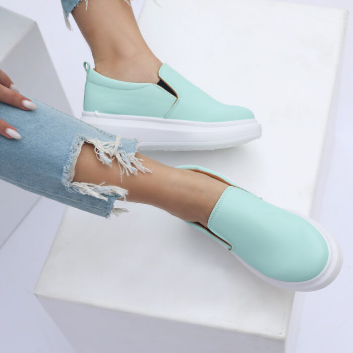 MINIMALIST SLIP ON SNEAKERS