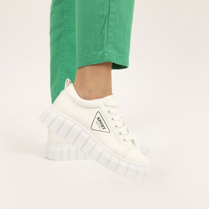 THICK-SOLED SPORTS SHOES