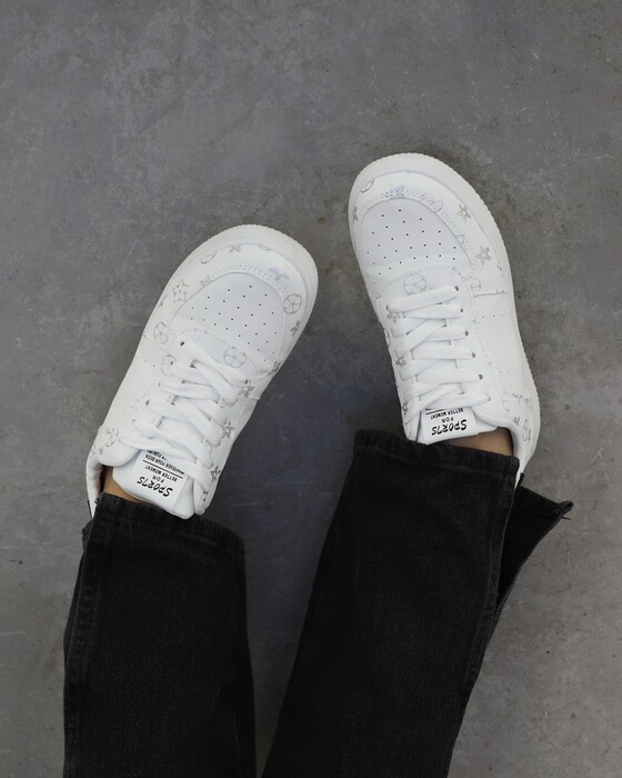 WHITE SNEAKERS WITH ELEGANT DETAILS