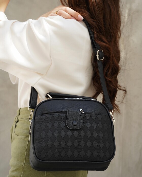 ELEGANT HANDBAG MADE OF LEATHER WITH OBLIQUE STITCHING