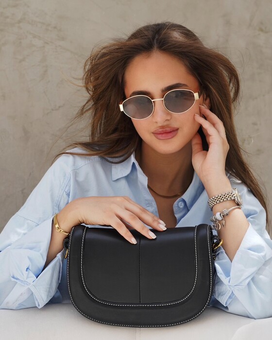 SOFT LEATHER BAG WITH A DISTINCTIVE MODERN STRAP