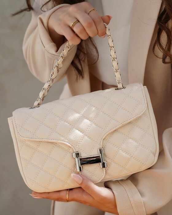 SOFT AND MODERN DESIGN WITH A TEXTURED LEATHER TOUCH AND AN ELEGANT CHAIN