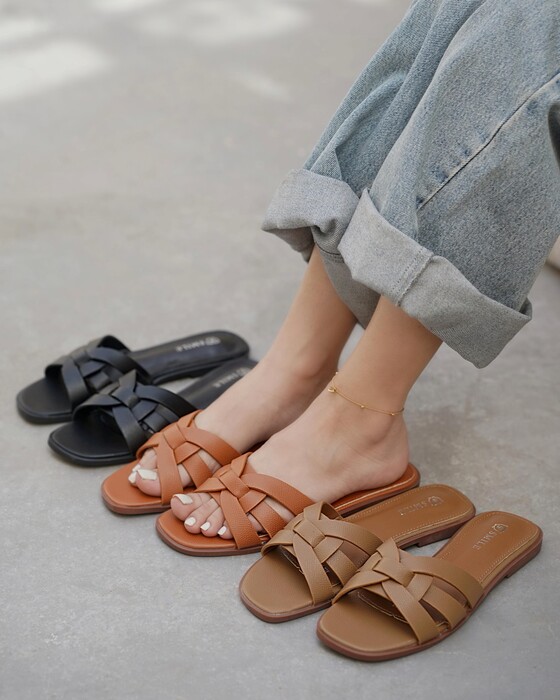 CHIC AND ELEGANT LEATHER SLIPPERS