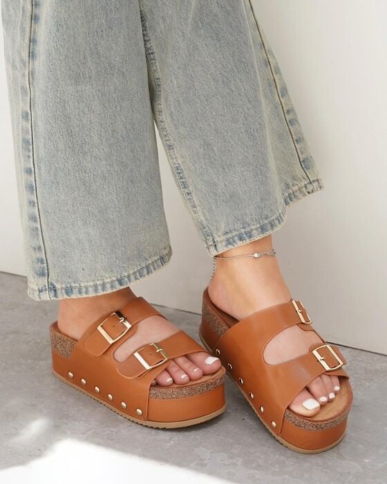 COMFORTABLE HIGH-SOLE SLIPPERS WITH A BUCKLE DETAIL