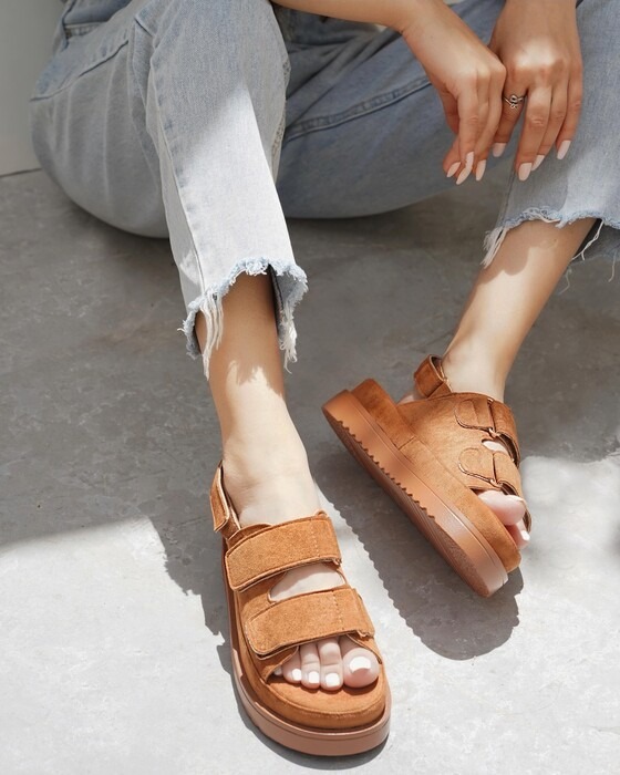 CHUNKY FLAT SANDAL WITH FRONT OPENING AND HOOK-AND-LOOP STRAP
